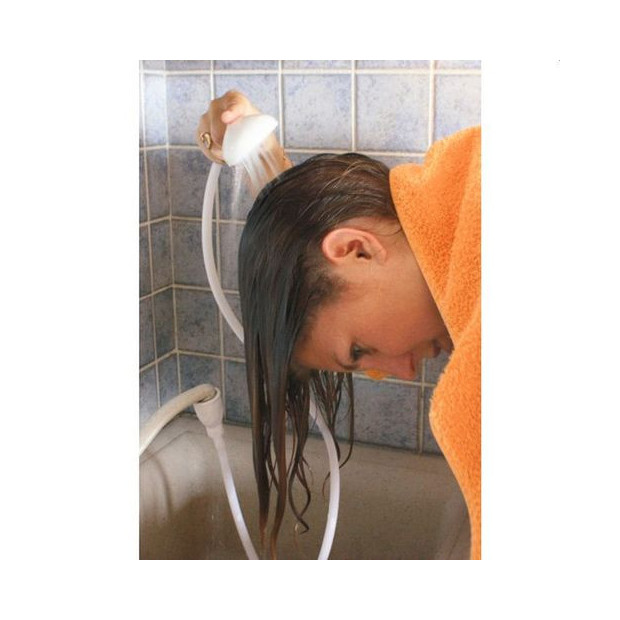 pommeau de douche adaptable au robinet grâce a l'embout en caoutchouc