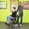 Déambulateur et fauteuil roulant 2 en 1 rouge en situation