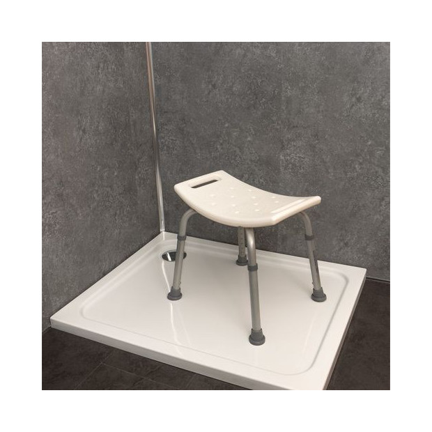 tabouret de salle de bain avec assise ajourée pour l'écoulement de l'eau