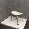 tabouret de salle de bain avec assise ajourée pour l'écoulement de l'eau