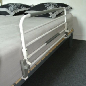 Barrière de lit anti-chute fixer par un cadre qui se positionne entre le matelas et le sommier