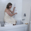 Barre d'appui de bain pivotante Dependa avec point de support mural blanc