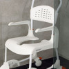 Chaise de douche & wc avec roues Etac Clean avec assise dossier ajourés pour l'écoulement de l'eau