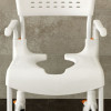 Chaise de douche & wc avec roues Etac Clean découpe anatomique de l'assise et découpe arrière dossier