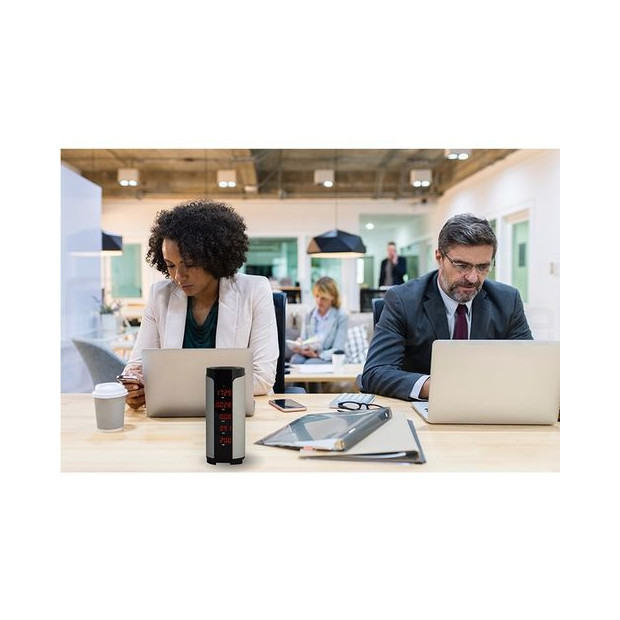 Mesureur de la qualité de l'air petite tour poser sur sur un bureau