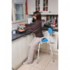 Chaise haute confort capitonnée facilite les tâches ménagères de la vie quotidienne dans la cuisine