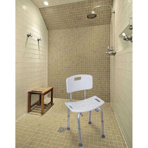 chaise de douche blanche dans une douche à l'italienne