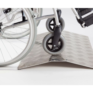 Rampe de seuil aluminium pour le passage d'un fauteuil roulant