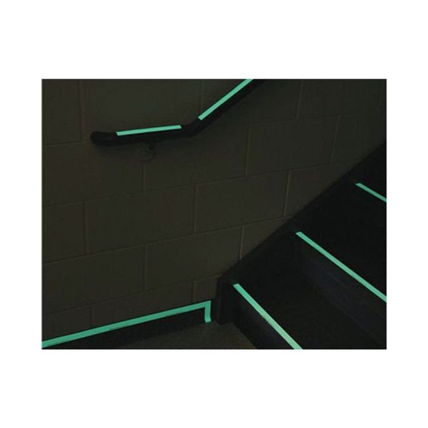 Rouleau adhésif luminescent idéal pour sécuriser un escalier