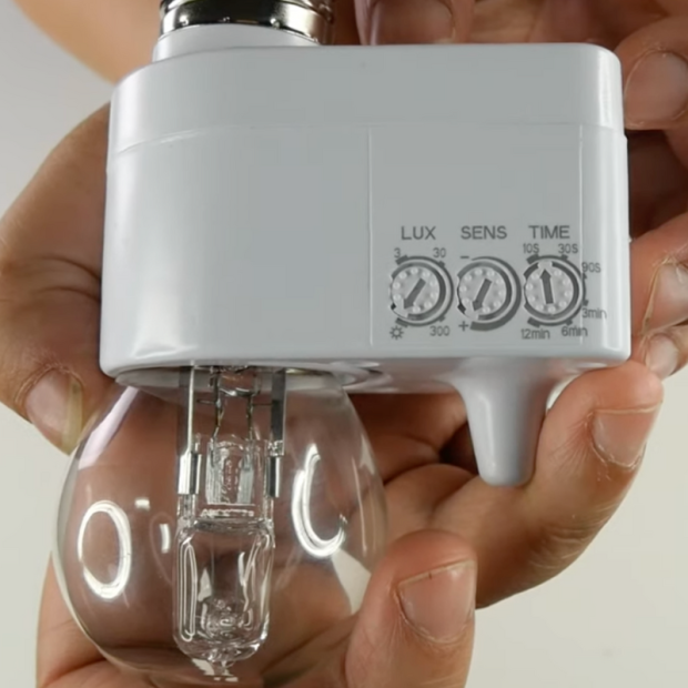 Douille électrique à détection de mouvement avec ampoule