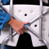Chaise de douche avec découpe anatomique avec assise en plastique perforé pour évacuer l'eau facilement