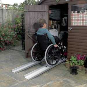 Rampes doubles portables pour le franchissement en fauteuil roulant