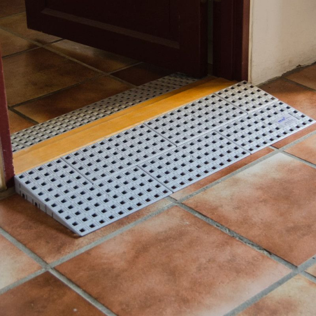 Passage de seuil de porte en fauteuil roulant avec un kit de rampe modulaire excellent