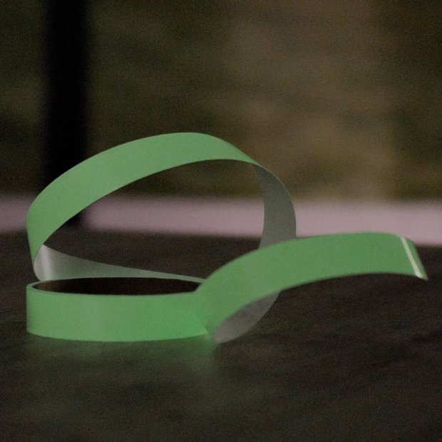 rouleau adhésif luminescent phosphorescent pour signaler les dangers ou servir de repère dans la nuit