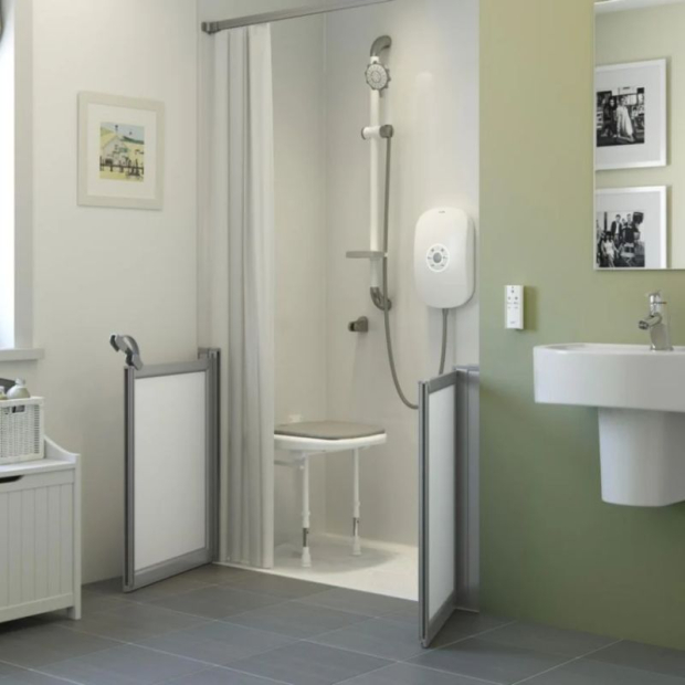 banc de douche rabattable dans une salle de bain
