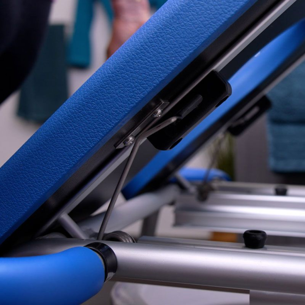 fauteuil de douche avec assise relevable par vérin