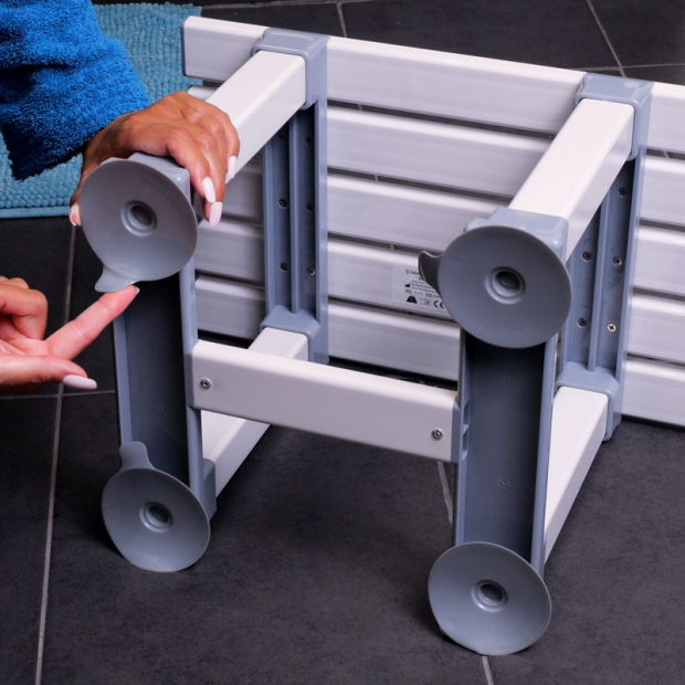Tabouret de bain Savanah se fixe grâce à 4 solides ventouses
