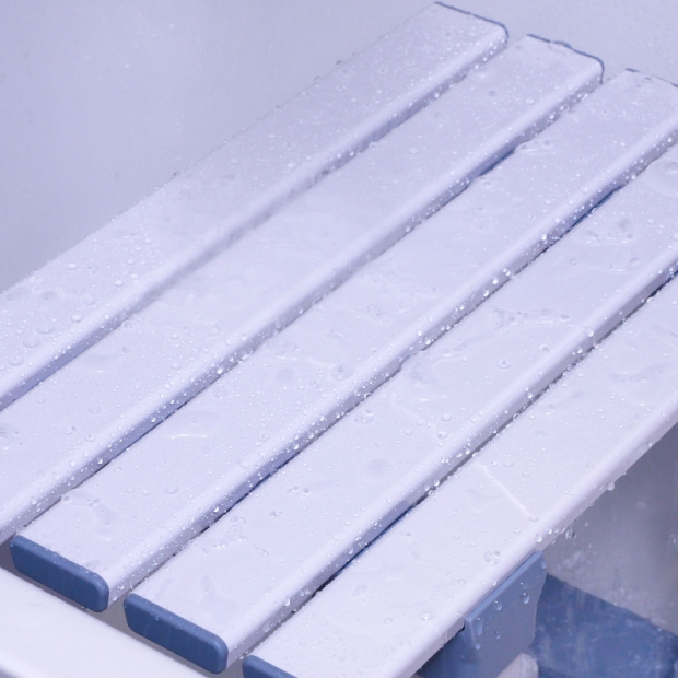 tabouret de bain avec assise ajourée pour l'écoulement de l'eau