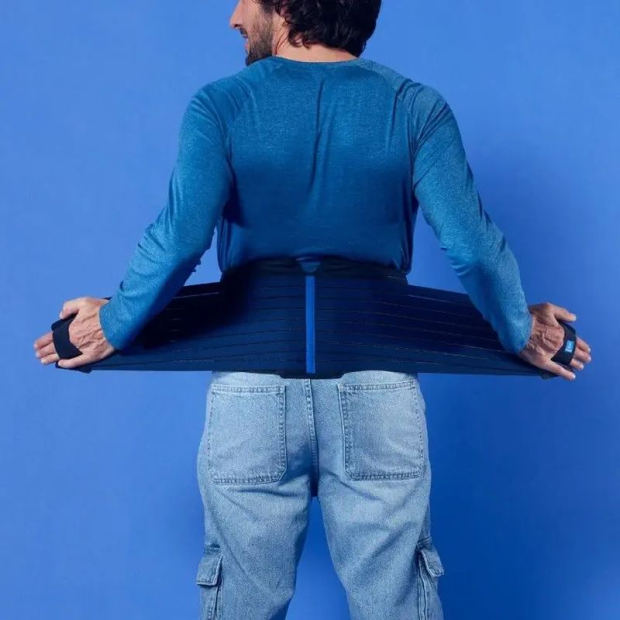 Mise en place de la ceinture Lombacross Activity par dessus des vêtements