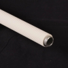 Barre de maintien à angle droit moulée en plastique blanc et renforcée par une partie centrale en aluminium