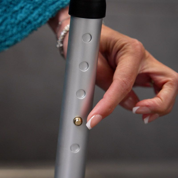réglage de la hauteur d'assise du fauteuil de douche pivotant