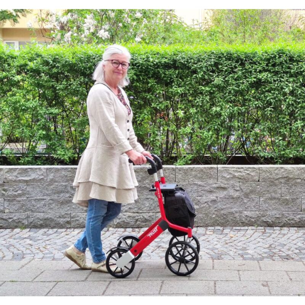FEMME MARCHANT AVEC UN DEMABULATEUR LET S GO OUT ROUGE