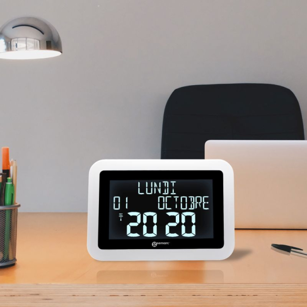 Horloge Calendrier Multi Affichage Viso 15 posé sur bureau contour blanc